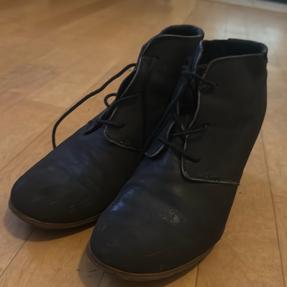 Toms bootie, lace up. Black suede.
